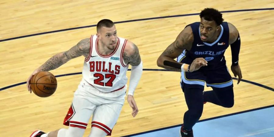 Daniel Theis (l) spielt künftig für die Houston Rockets. Foto: Brandon Dill/AP/dpa