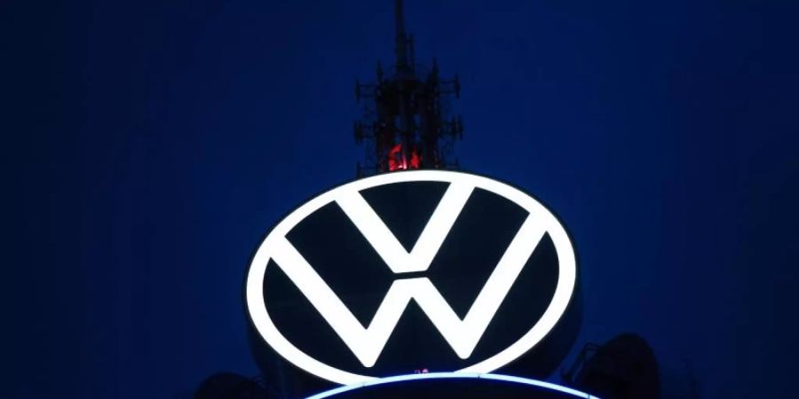 Das Volkswagen Logo auf dem VW-Tower in Hannover. Foto: Ole Spata/dpa/Symbolbild