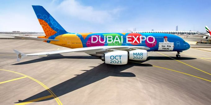 Der Airbus A380 der Emirates ist neu mit Werbung für die Weltausstellung beschmückt worden. Airbus A380