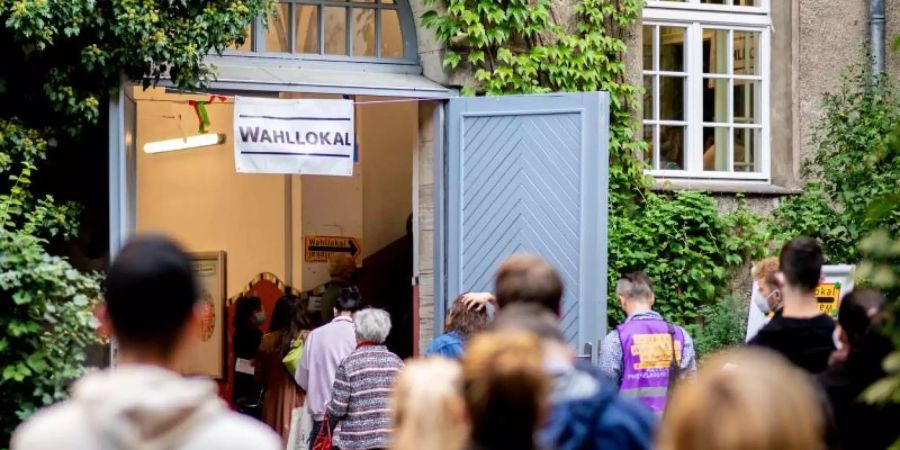 Lange Schlange vor einem Wahllokal in Berlin am vergangenen Sonntag. Foto: Hauke-Christian Dittrich/dpa