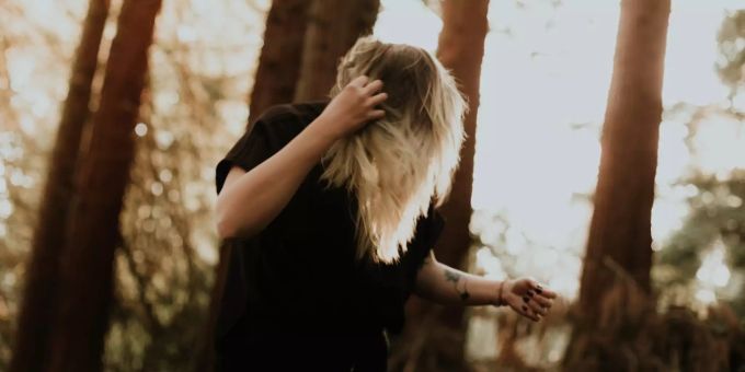 Angst- und Panikattacken sind stärker verbreitet, als man denken mag. Frau im Wald