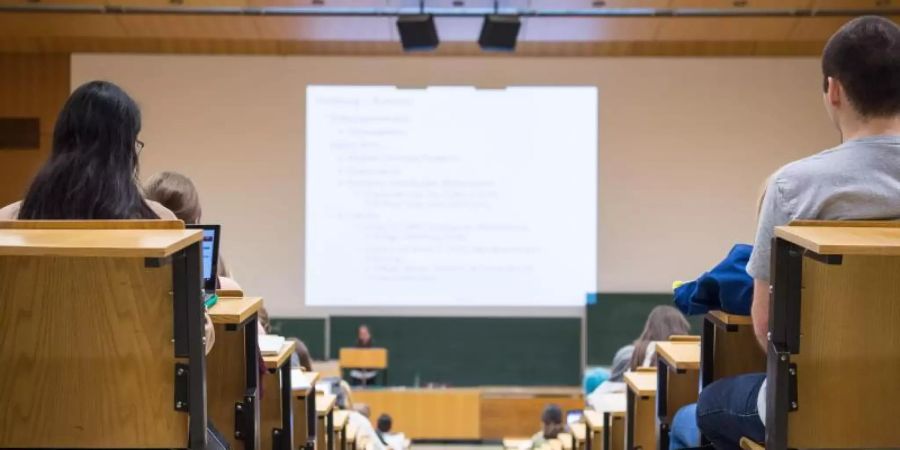 An den Fachhochschulen und Universitäten in Deutschland sind Zulassungsbeschränkungen weiter rückläufig. Foto: Sebastian Gollnow/dpa