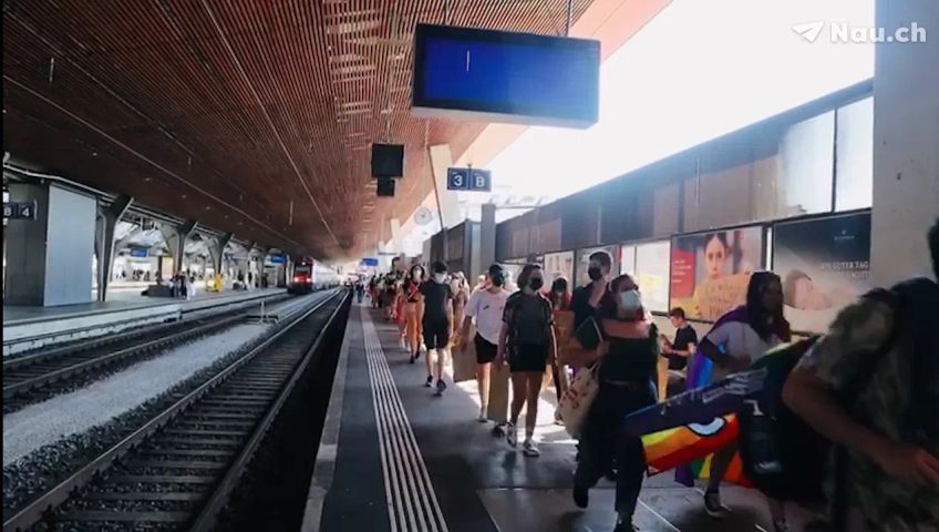 die-pride-zieht-durch-den-bahnhof-in-zurich