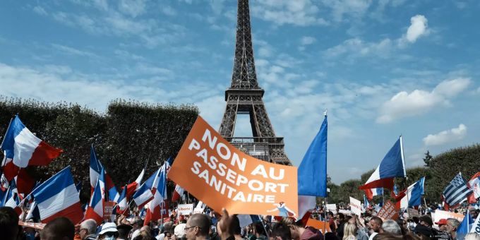 Tausende Menschen demonstrieren in Paris gegen die Corona-Politik, insbesondere den «Passe sanitaire». Coronavirus Outbreak France