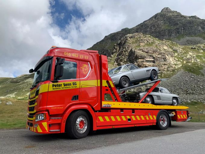 Zwei Autos abschleppen? Kein Problem für die Peter Senn AG. Peter Senn