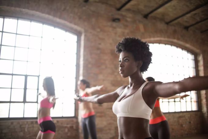 Sport gehört zum Abnehmen dazu. Frau macht Sport