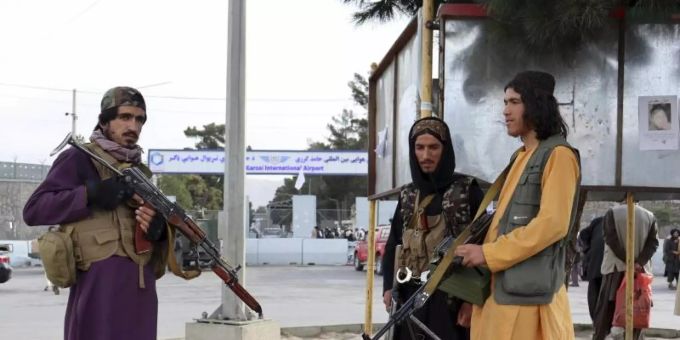 Kämpfer der Taliban stehen nach dem Abzug der USA vor dem internationalen Flughafen in Kabul. Foto: Khwaja Tawfiq Sediqi/AP/dpa Kämpfer der Taliban stehen nach dem Abzug der USA vor dem internationalen Flughafen in Kabul. Foto: Khwaja Tawfiq Sediqi/AP/dpa
