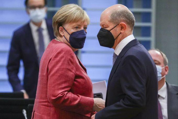 Olaf Scholz ist aktuell der Vizekanzler unter Angela Merkel (l.) Angela Merkel Scholz
