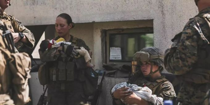Zahlreiche Babys und Kinder werden von US-Soldaten am Flughafen von Kabul versorgt. Foto: Sgt. Isaiah Campbell/U.S. Marine Corps/AP/dpa Zahlreiche Babys und Kinder werden von US-Soldaten am Flughafen von Kabul versorgt. Foto: Sgt. Isaiah Campbell/U.S. Marine Corps/AP/dpa