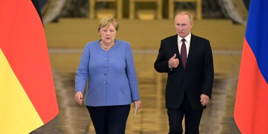 Merkel und Putin auf dem Weg zur gemeinsamen Pressekonferenz