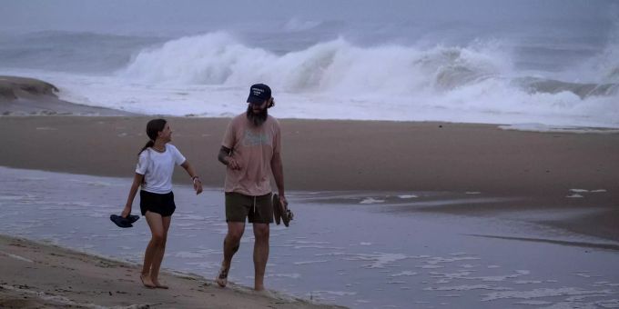 Ausläufer des Hurrikans «Henri» sorgen für starke Winde und hohe Wellen. Tropical Weather Atlantic