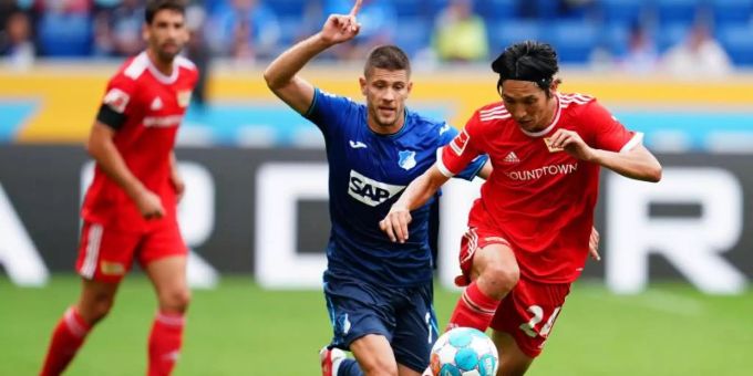 Unions Genki Haraguchi (r) im Laufduell mit dem Hoffenheimer Andrej Kramaric. Foto: Uwe Anspach/dpa Unions Genki Haraguchi (r) im Laufduell mit dem Hoffenheimer Andrej Kramaric. Foto: Uwe Anspach/dpa
