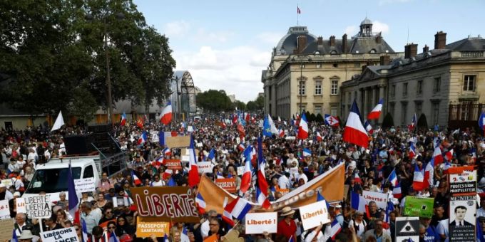 Protest gegen Corona-Regeln in Paris. Corona protest