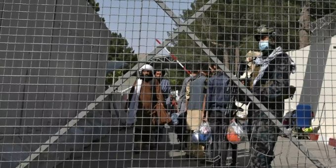 Taliban-Kämpfer vor dem Flughafen in Kabul. (Archivbild) Taliban