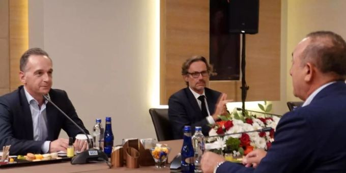 Bundesaussenminister Heiko Maas (l) im Gespräch mit seinem türkischen Amtskollegen Mevlüt Cavusoglu in Antalya. Foto: Michael Fischer/dpa Bundesaussenminister Heiko Maas (l) im Gespräch mit seinem türkischen Amtskollegen Mevlüt Cavusoglu in Antalya. Foto: Michael Fischer/dpa
