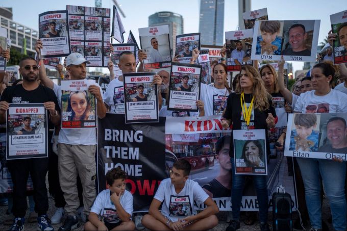 Angehörige von Hamas-Geiseln mit Bildern der Entführten. Ohad Zwigenberg/AP/dpa Nahostkonflikt - Tel Aviv