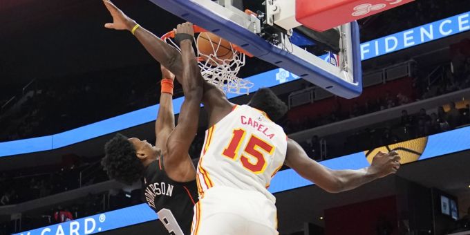 Atlantas Clint Capela versucht Ausar Thompson von den Pistons in der NBA am Dunk zu hindern. NBA