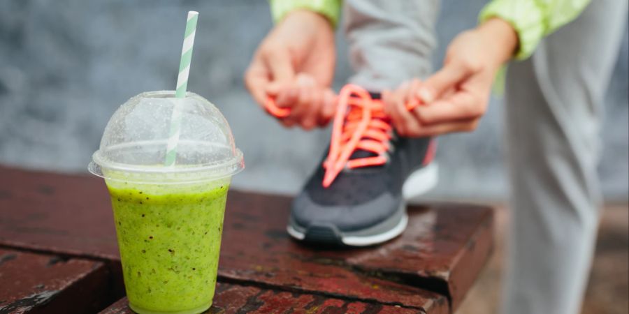 Grüner Smoothie Turnschuh Tisch.