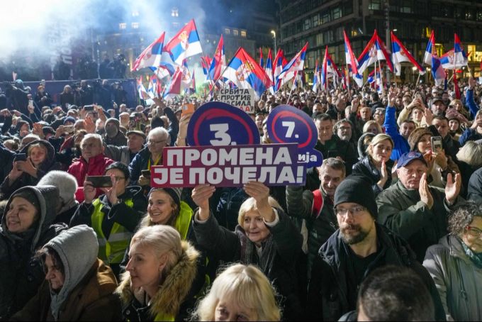 Teilnehmer einer «Serbien gegen Gewalt»-Kundgebung am Dienstag vor der Wahl. Serbien Wahlen Opposition Demonstration