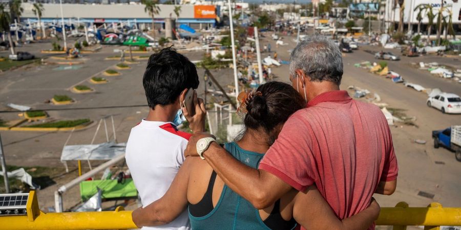 Anwohner betrachten die durch den Hurrikan «Otis» verursachten Schäden im mexikanischen Acapulco.