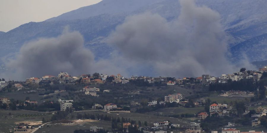 Rauch steigt nach gestrigen israelischen Luftangriffen am Stadtrand von Khiam im Libanon auf. Foto: Mohammad Zaatari/AP/dpa