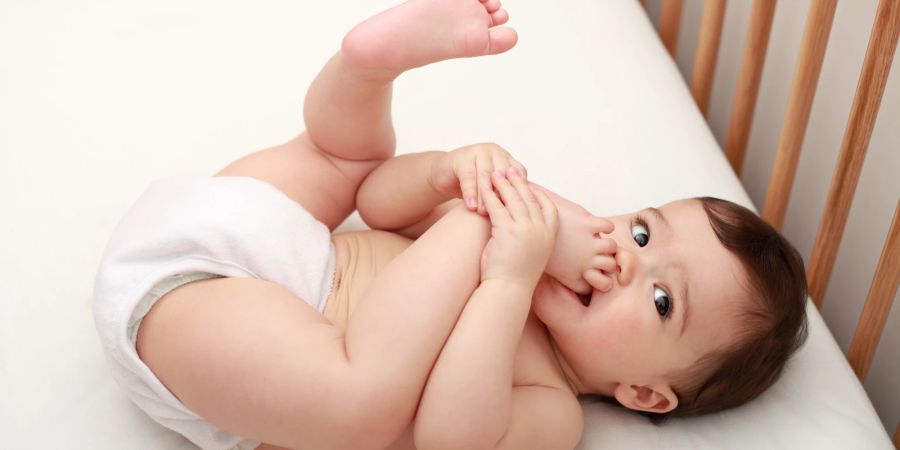 Bewegungsdrang nach neu erlernten Fähigkeiten kann zu Schlafunterbrechungen bei Babys führen.