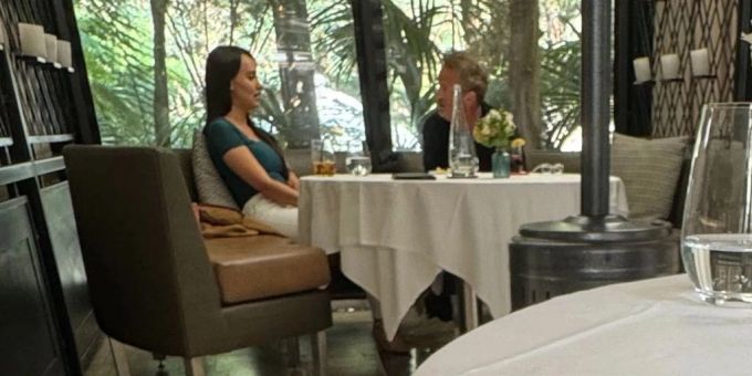 Matthew Perry im Restaurant mit Athenna Crosby kurz vor seinem Tod. Matthew Perry
