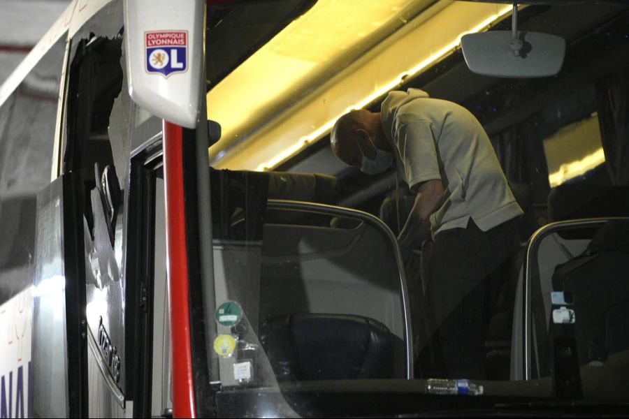 Der beschädigte Mannschaftsbus von Olympique Lyon.