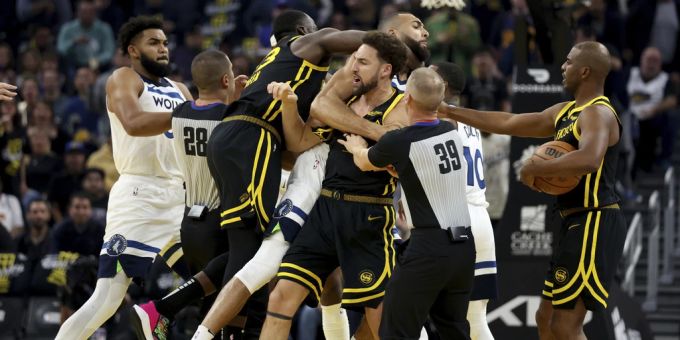 Draymond Green von den Golden State Warriors (l) würde für fünf Spiele gesperrt. NBA
