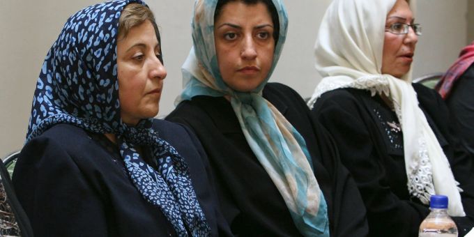 Narges Mohammadi (M.), Menschenrechtsaktivistin aus dem Iran, sitzt im August 2007 neben der iranischen Friedensnobelpreisträgerin Shirin Ebadi (l.). Mohammadi