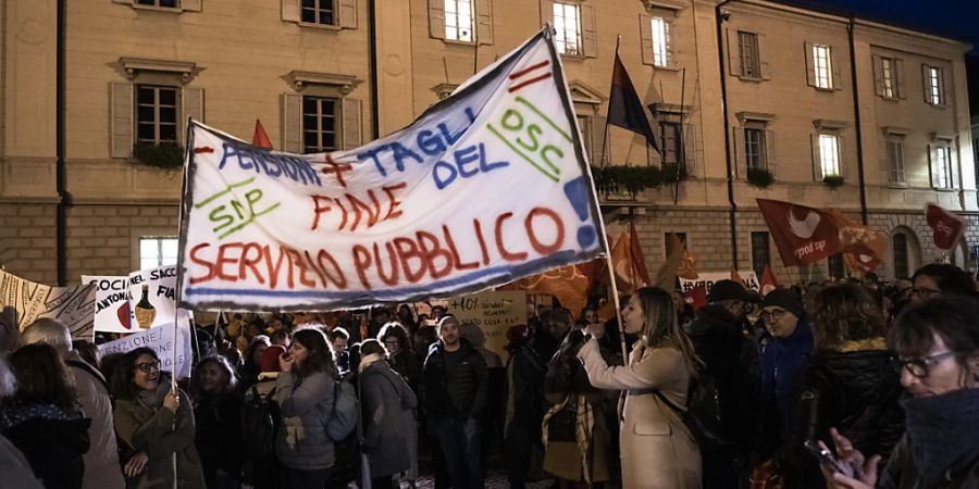 Heftiger Protest: Am 22. November protestierten gegen 3000 Personen in der Tessiner Hauptstadt Bellinzona gegen die von der Regierung beschlossenen Lohnkürzungen.
