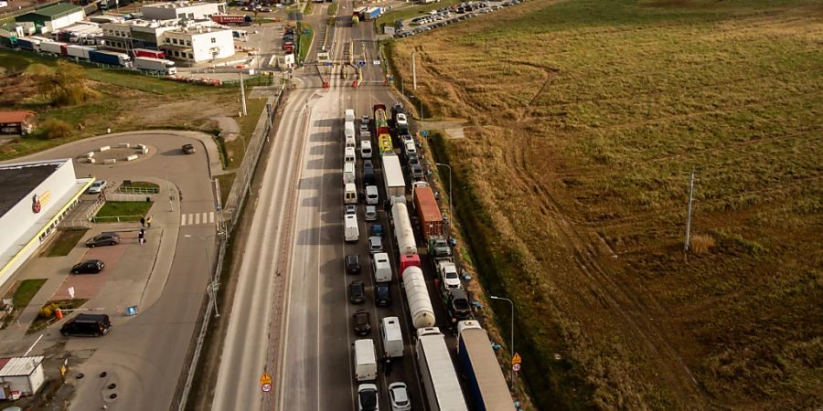 dpatopbilder - Lastwagen stehen in langen Schlangen hintereinander, um die Grenze im polnischen Medyka zu überqueren. Foto: Dominika Zarzycka/SOPA Images via ZUMA Press Wire/dpa