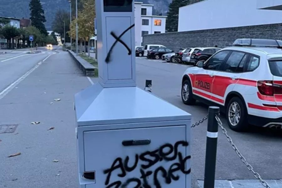 Im Oktober 2023 wurde ein Blitzer in Altdorf UR zudem mit Farbe besprayt.