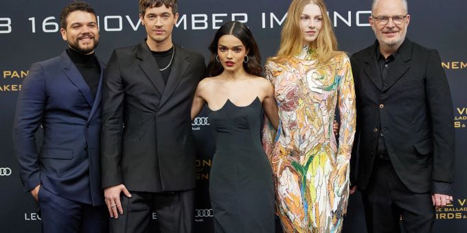 Die Schauspieler Josh Andres Rivera (l-r), Tom Blyth, Rachel Zegler und Hunter Schafer sowie Regisseur Francis Lawrence kommen zur Europapremiere von «Die Tribute von Panem - The Ballad of Songbirds & Snakes» in den Zoo-Palast. tribute von panem