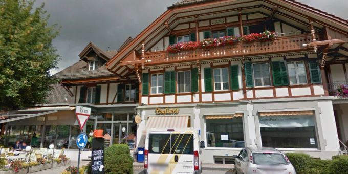 Das Restaurant mit eigener Konditorei steht im Dorfzentrum von Riggisberg. Kafi Riggi Haus