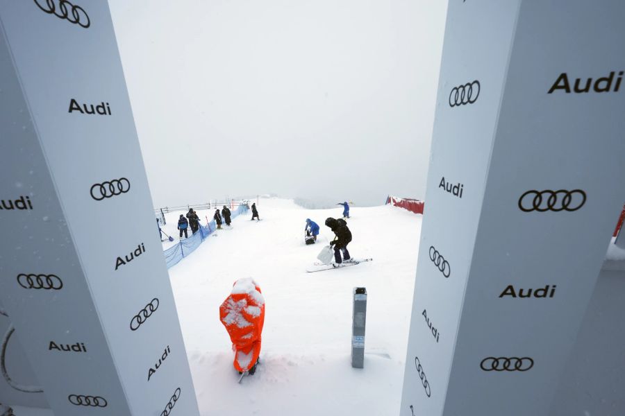 Gröden Abfahrt Training Schneefall