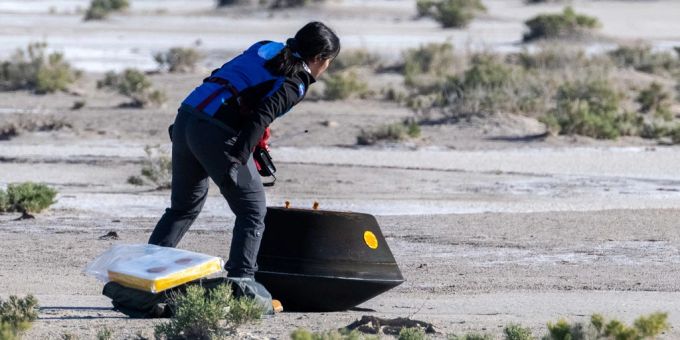 Asteroiden-Probe - Staub und Geröll bei Öffnung von Raumsonde gefunden Asteroiden-Probe - Staub und Geröll bei Öffnung von Raumsonde gefunden