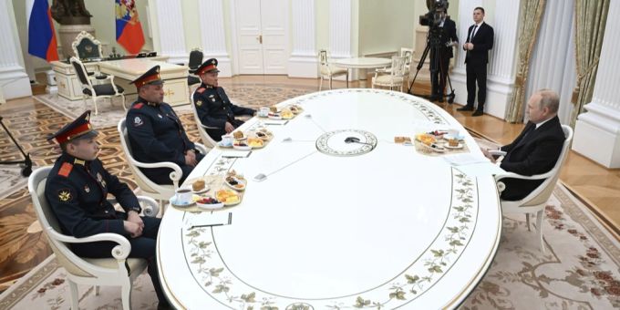 Putin trifft Soldaten, die im Ukraine-Krieg gekämpft haben. putin