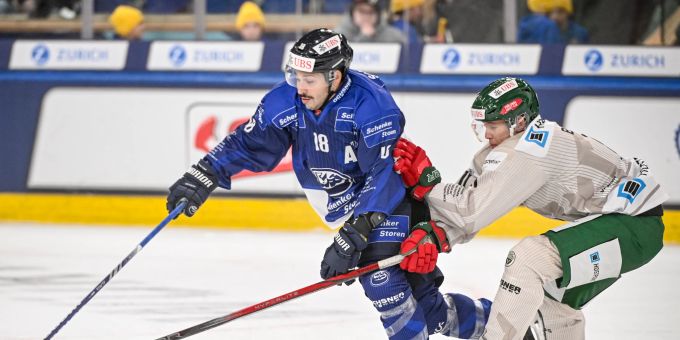 Ambris Inti Pestoni im Duell mit Frölundas Max Friberg. Spengler Cup