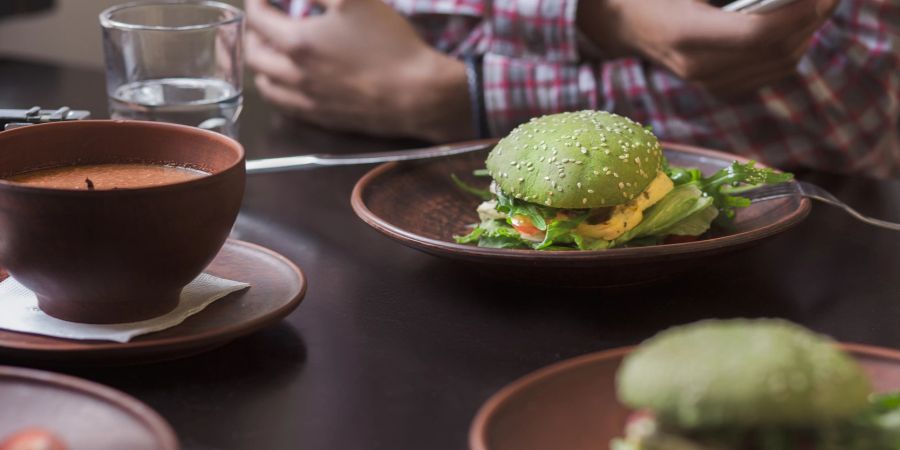 Grüner veganer Burger.