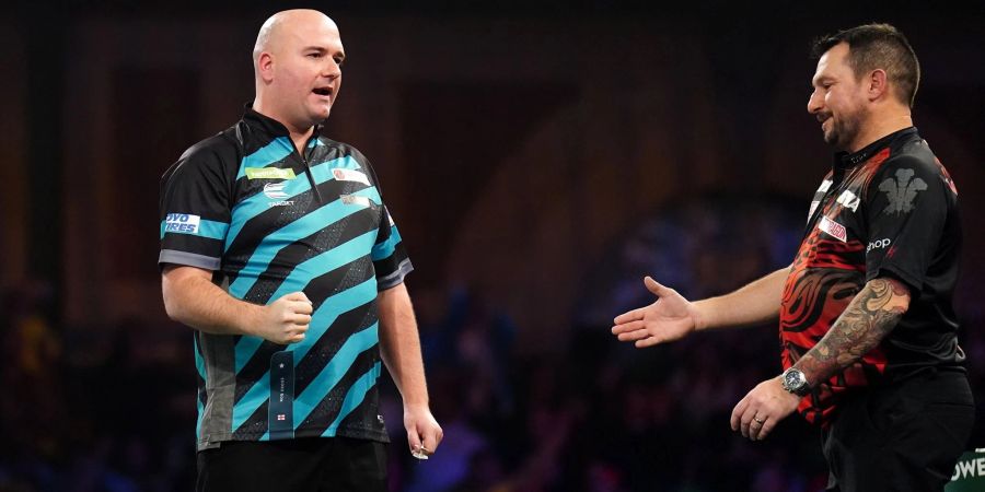 Rob Cross (l) siegte souverän gegen Jonny Clayton.