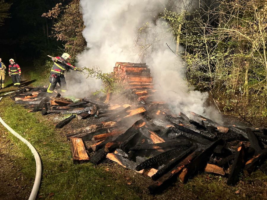 Holzstappel in Brand.