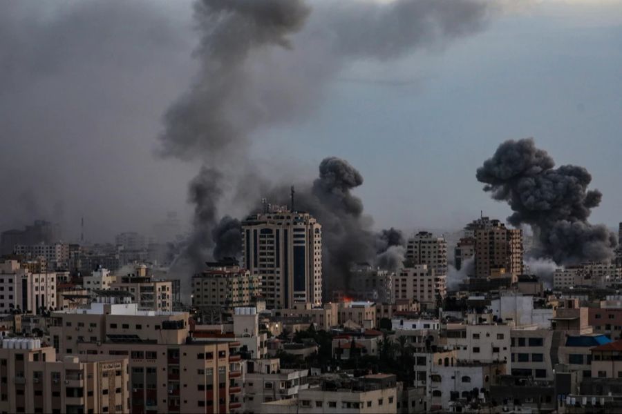 Nach dem Überraschungsangriff der radikalislamischen Hamas bombardiert Israel den Gazastreifen.