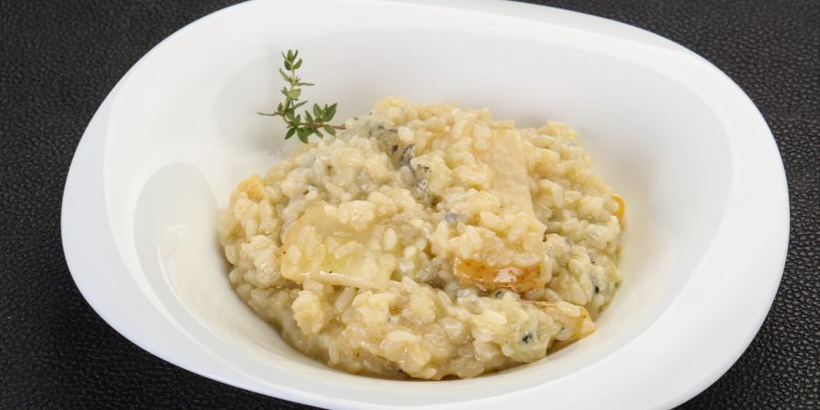 Risotto gelingt mit Reis, der cremig kocht und somit für die perfekte Konsistenz sorgt beim italienischen Gericht.