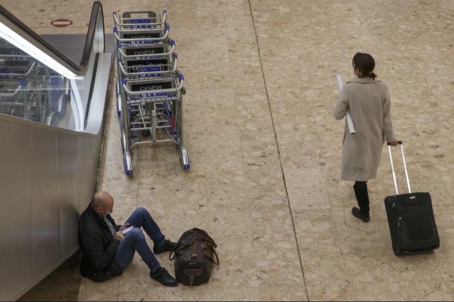 Dieses bleibt am Flughafen stecken und muss den Reisenden nachgeliefert werden.