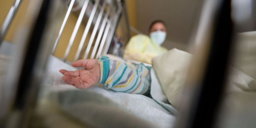 Ein am Respiratorischen Synzytial-Virus (RS-Virus oder RSV) erkrankter kleiner Patient auf einer Kinderstation.