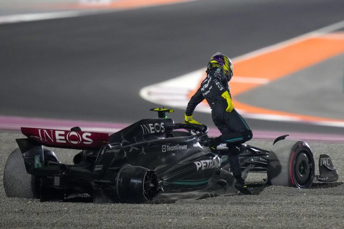 Lewis Hamilton scheidet in Katar schon in der ersten Kurve aus. Formel 1
