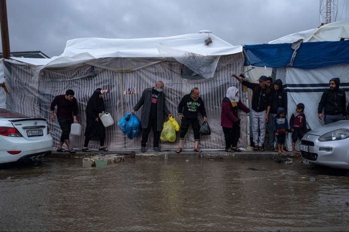 Palästinenser, die durch die israelische Bombardierung des Gazastreifens vertrieben wurden, suchen in einem Zeltlager der Vereinten Nationen in Chan Junis Schutz vor dem Winterregen. Gaza