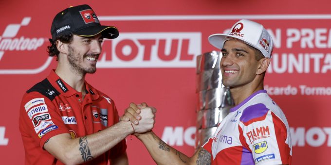 Francesco Bagnaia (l.) und Jorge Martin beim Shakehands. MotoGP