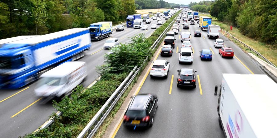 Zähfliessender Verkehr auf der Autobahn A3 beim Leverkusener Kreuz.